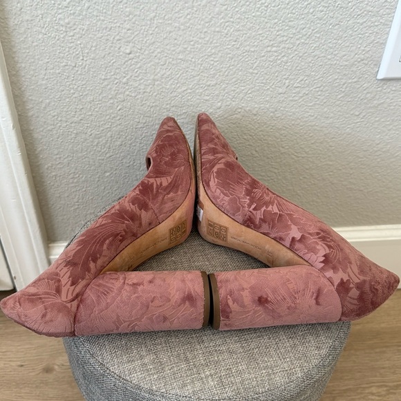 Pour La Victoire Pink Velvet Cece Rose Pointed Floral Embossed Pump 9.5 - Picture 9 of 13